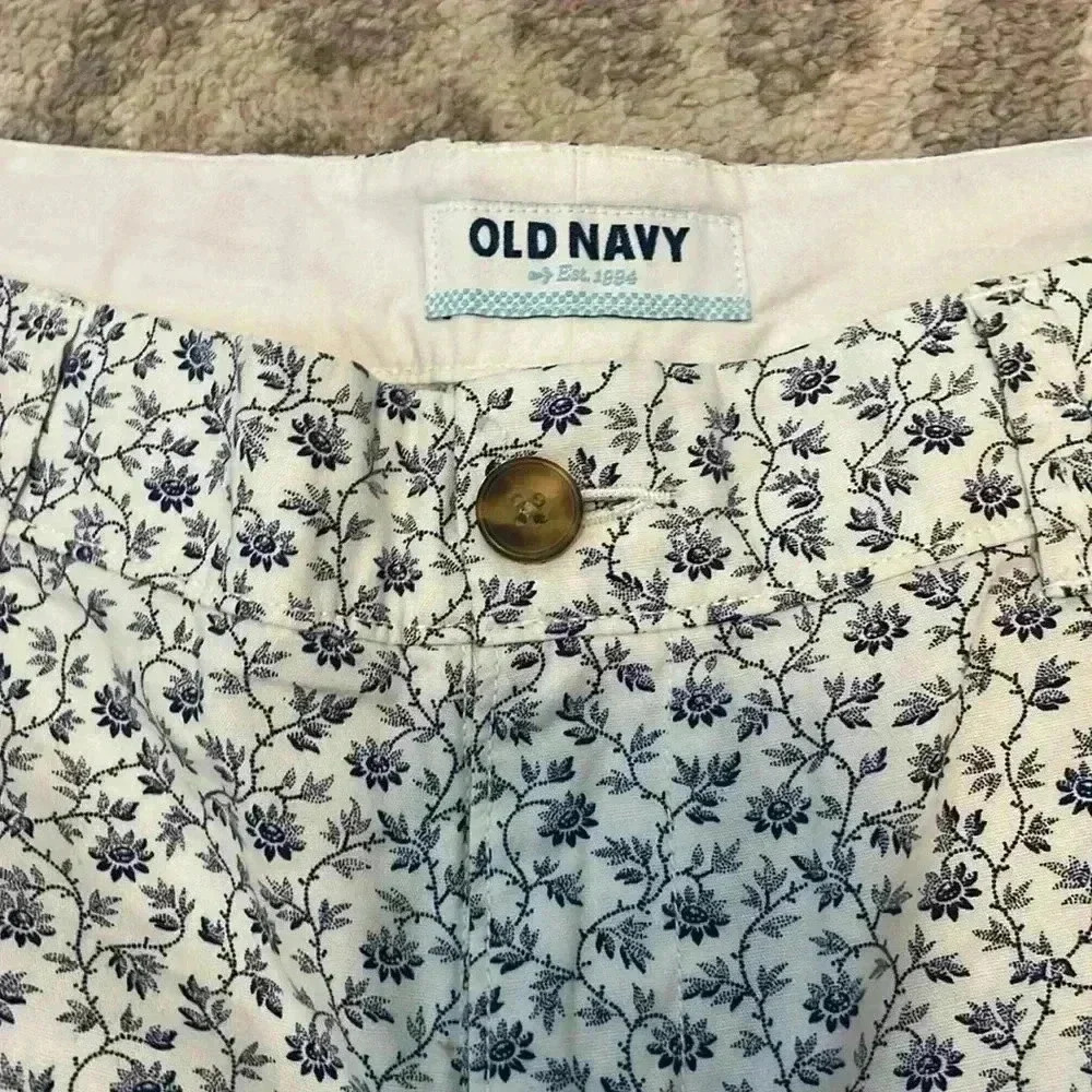 Old Navy White and Navy Floral Print Cotton Short Size 12 - Picture 2 of 5